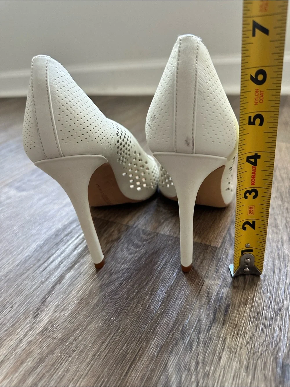 Vince Camuto Nico Perforated Pointed Toe Heels Picket Fence Ivory White Size 9.5